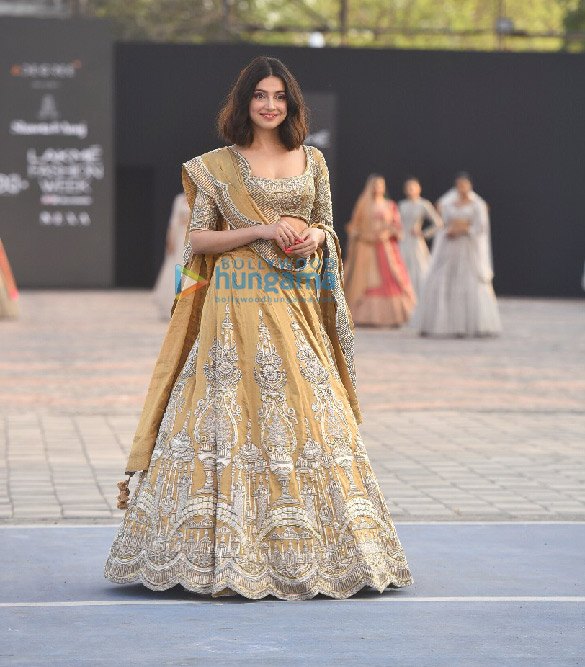 photos pooja hegde lara dutta aahana kumra divya khosla kumar and hina khan walk the ramp at lakme fashion week 2021 7