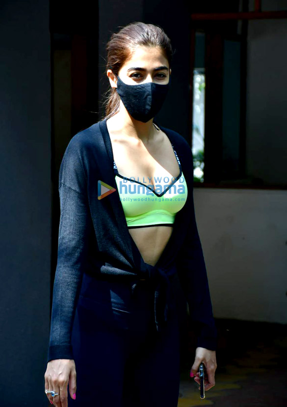 photos pooja hegde spotted in bandra 2 5