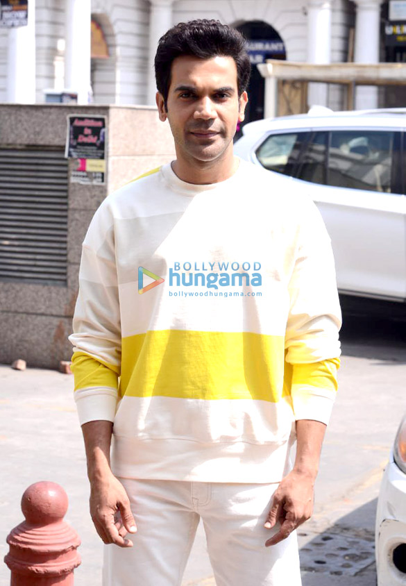 photos rajkummar rao snapped selling tickets to his film roohi 6