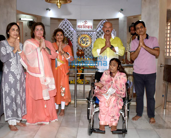 Photos: Rakesh Roshan and family snapped attending Shivratri pooja in Panvel Photos: Rakesh Roshan and family snapped attending Shivratri pooja in Panvel