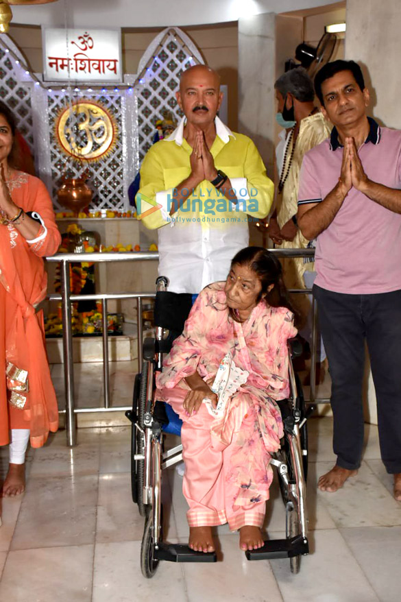 photos rakesh roshan and family snapped attending shivratri pooja in panvel 3