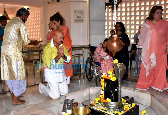 photos rakesh roshan and family snapped attending shivratri pooja in panvel 6