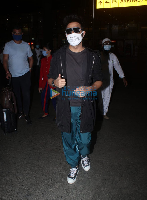 photos rakul preet singh kiara advani juhi chawla and others snapped at the airport more 3