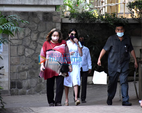 photos randhir kapoor neetu kapoor and others snapped at kareena kapoor khans house in bandra 2