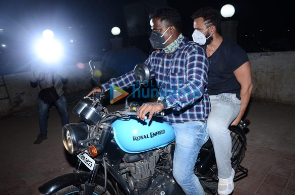 photos saif ali khan snapped at versova jetty in andheri 3 2
