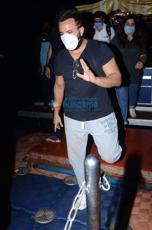 photos saif ali khan snapped at versova jetty in andheri 6