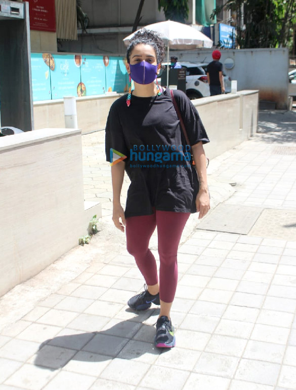 photos sanya malhotra spotted at foodhall in bandra 3