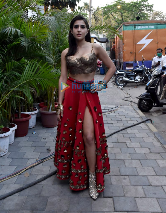 photos sara ali khan snapped after a photoshoot in juhu 5