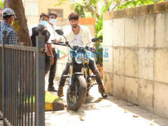 Photos: Shahid Kapoor snapped at his home during a shoot in Juhu