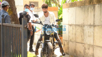 Photos: Shahid Kapoor snapped at his home during a shoot in Juhu
