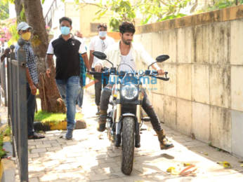 Photos: Shahid Kapoor snapped at his home during a shoot in Juhu