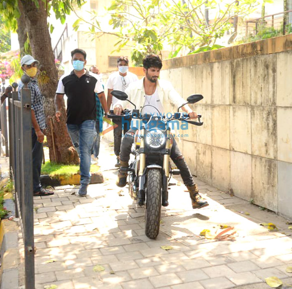 photos shahid kapoor snapped at his home during a shoot in juhu 3