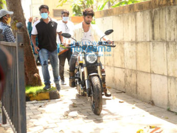 Photos: Shahid Kapoor snapped at his home during a shoot in Juhu