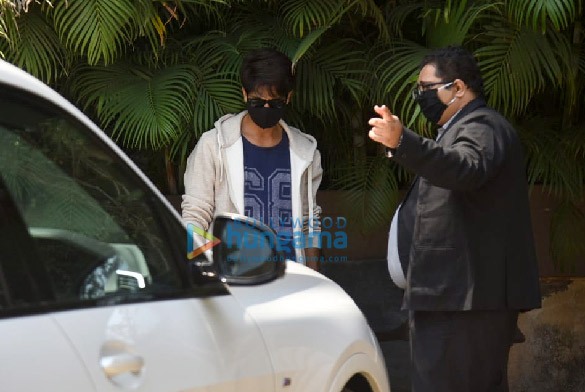 photos shahid kapoor snapped inspecting a new car at his residence in juhu 4