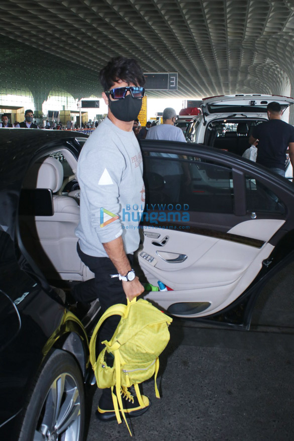 photos shraddha kapoor shahid kapoor kriti kharbanda and others snapped at the airport