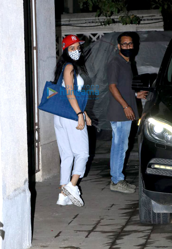 photos shraddha kapoor snapped at juhu 4