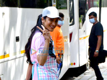 Photos: Shruti Haasan spotted shooting in Bandra