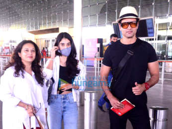 Photos: Sophie Choudry, Kanika Kapoor and Rohit Roy snapped at the airport