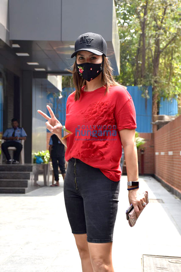 photos sunny leone snapped at salon in juhu 2