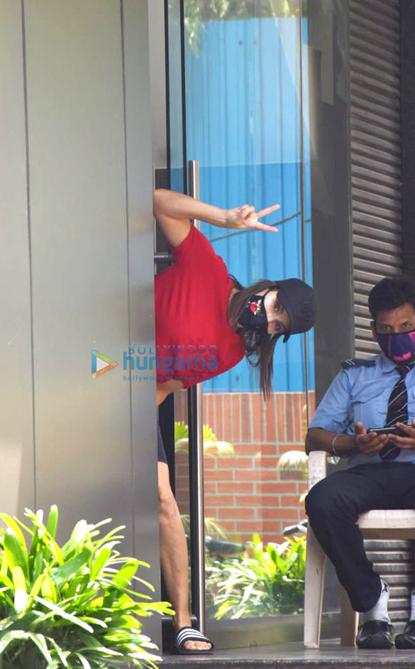 photos sunny leone snapped at salon in juhu 3