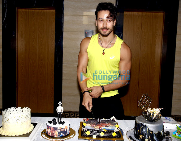 photos tiger shroff celebrates his birthday with media 0011 3