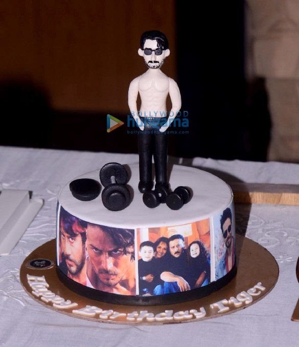 photos tiger shroff celebrates his birthday with media 10