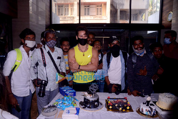 photos tiger shroff celebrates his birthday with media 2