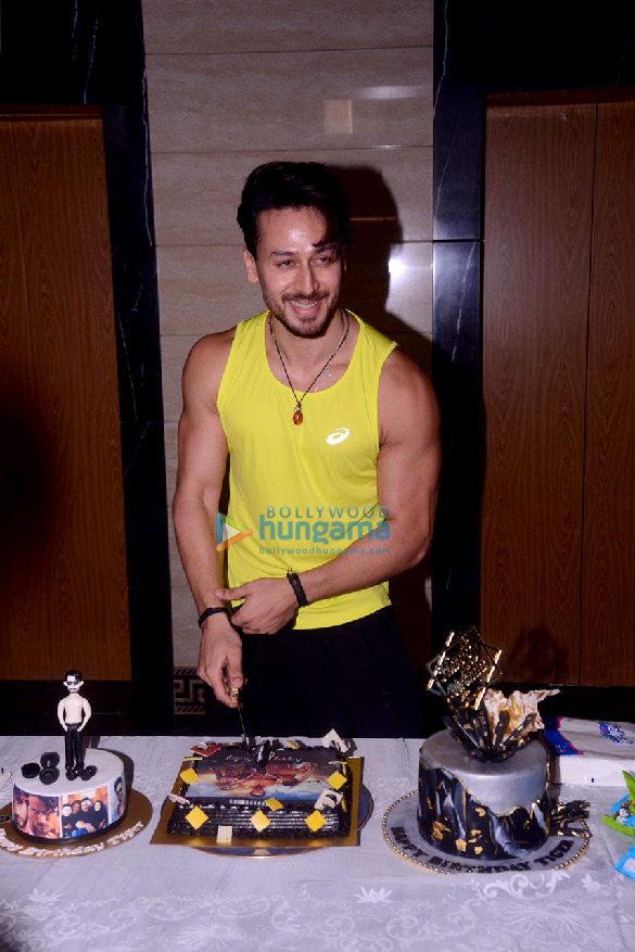 photos tiger shroff celebrates his birthday with media 7