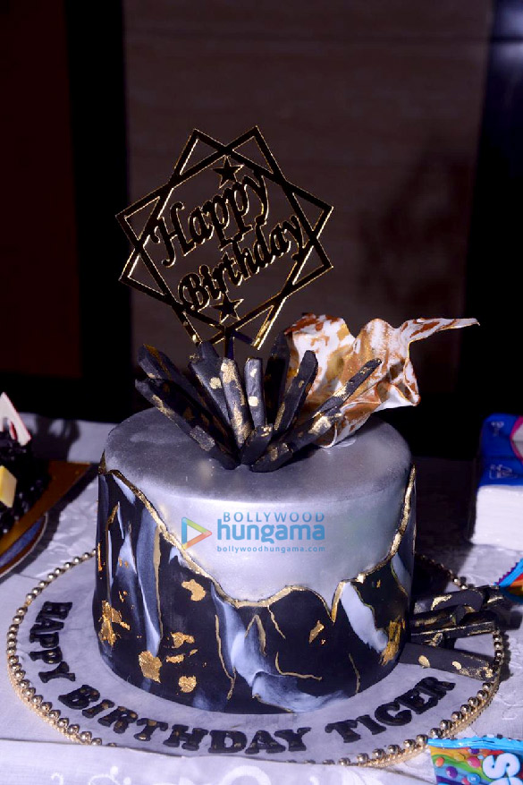photos tiger shroff celebrates his birthday with media 8