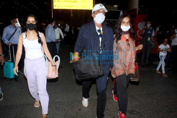 photos vaani kapoor shraddha kapoor shakti kapoor and shivangi kolhapure snapped at the airport 1