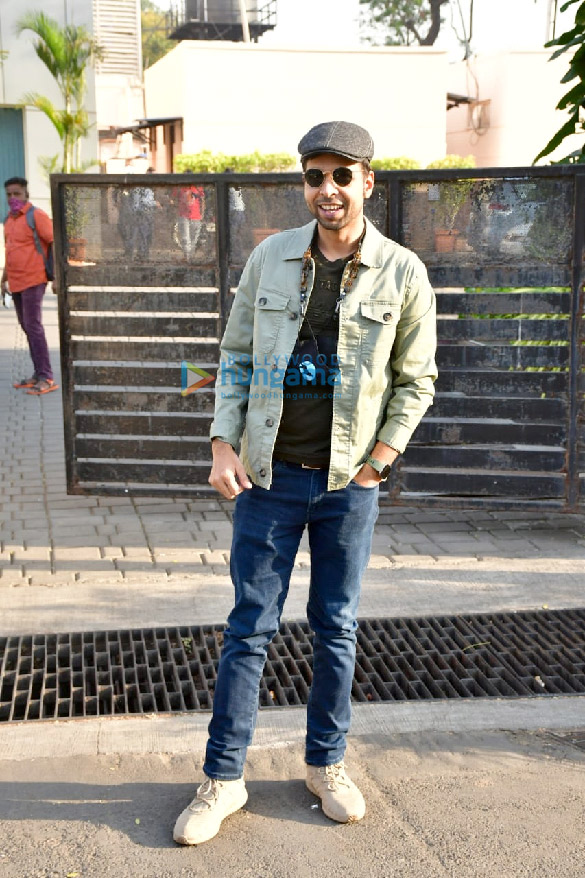 photos varun dhawan kriti sanon and abhishek banerjee spotted at the kalina airport 3