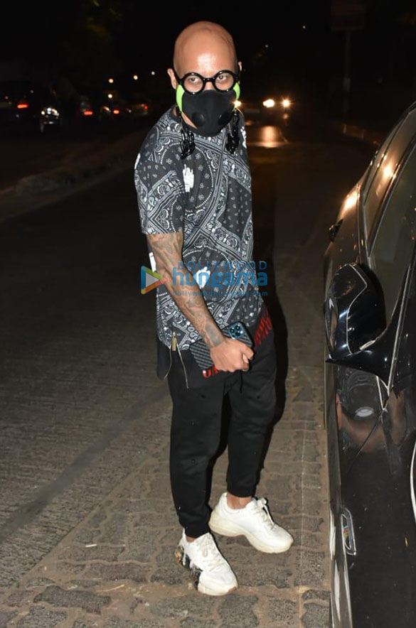 photos vicky kaushal snapped at hakim aalims salon 2