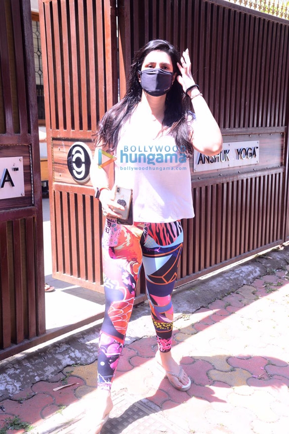 photos zareen khan spotted at anshuka yoga in bandra 5