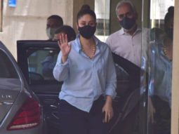 Kareena Kapoor Khan spotted at Karisma Kapoor’s house in Bandra