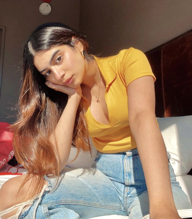 Khushi Kapoor sets the summer vibe in yellow crop top and denims in sunkissed pictures Khushi Kapoor sets the summer vibe in yellow crop top and denims in sunkissed pictures