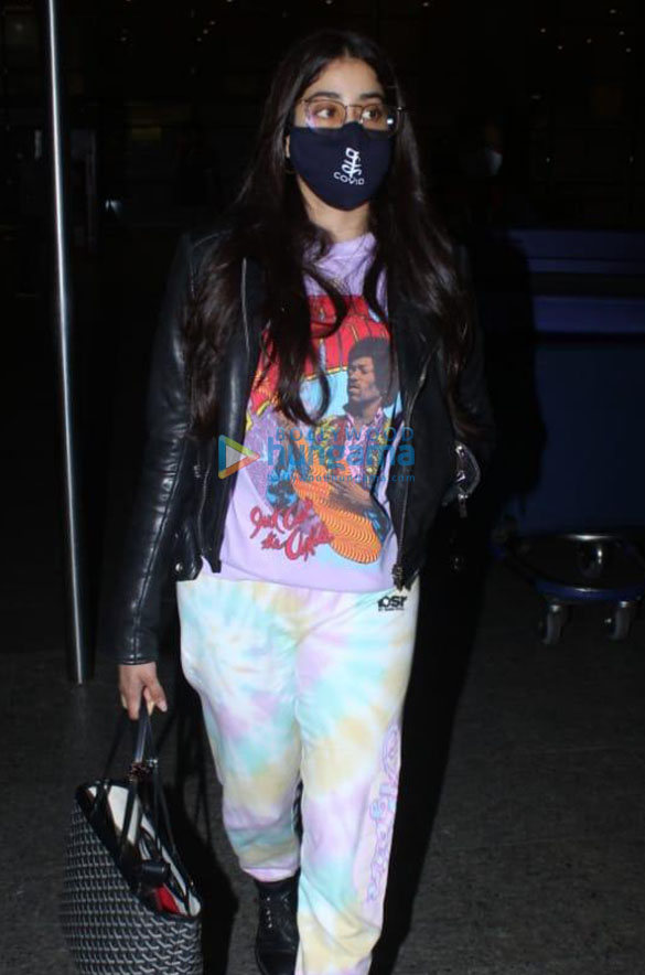 mouni roy zareen khan and others snapped at the airport 7887 1