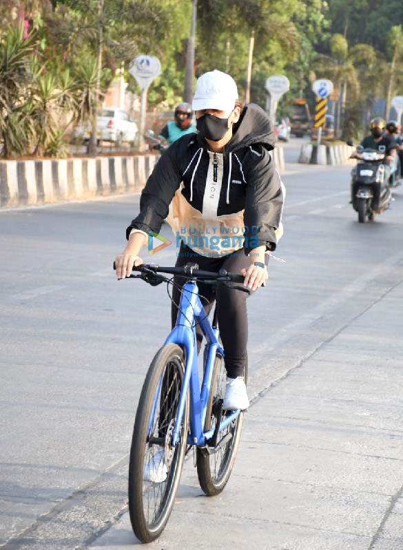 photos aisha sharma spotted in bandra 1 2
