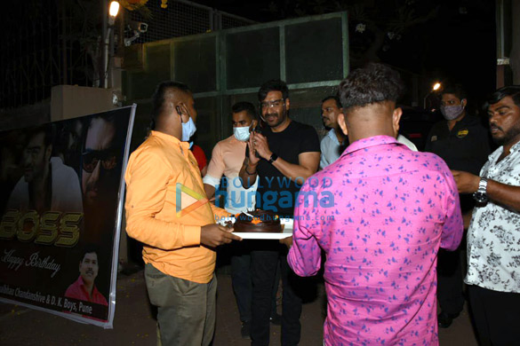 photos ajay devgn snapped cutting a birthday cake with fans 3