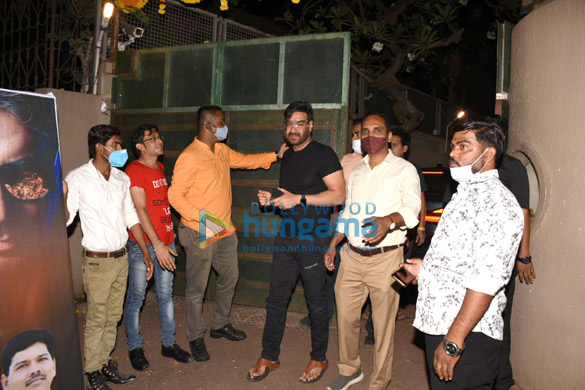 photos ajay devgn snapped cutting a birthday cake with fans 4