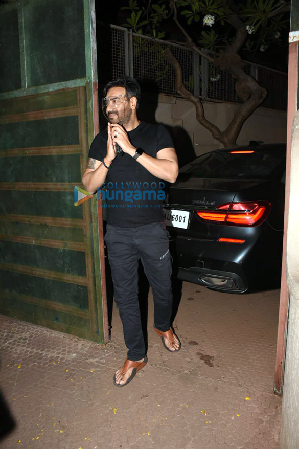 photos ajay devgn snapped cutting a birthday cake with fans 6