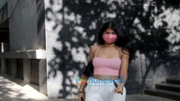 Photos: Anjini Dhawan spotted at Santacruz