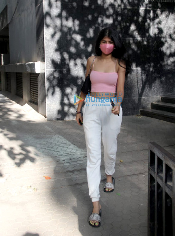 Photos: Anjini Dhawan spotted at Santacruz Photos: Anjini Dhawan spotted at Santacruz