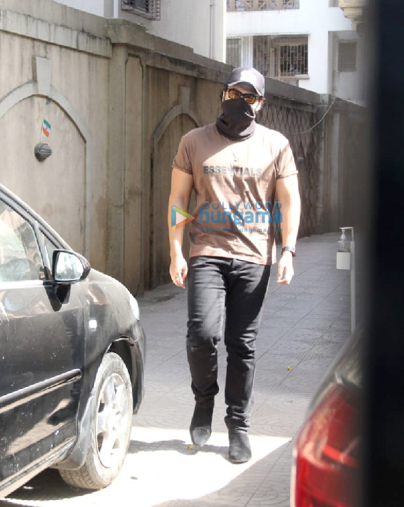 photos arjun kapoor snapped at malaika aroras mothers house in bandra 3
