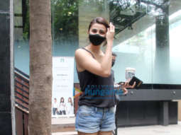 Photos: Daisy Shah spotted at a cafe in Khar