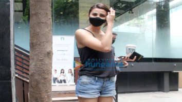 Photos: Daisy Shah spotted at a cafe in Khar