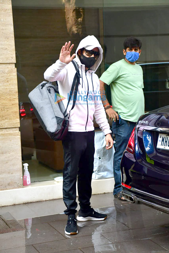 Photos: Emraan Hashmi spotted at a gym in Bandra Photos: Emraan Hashmi spotted at a gym in Bandra