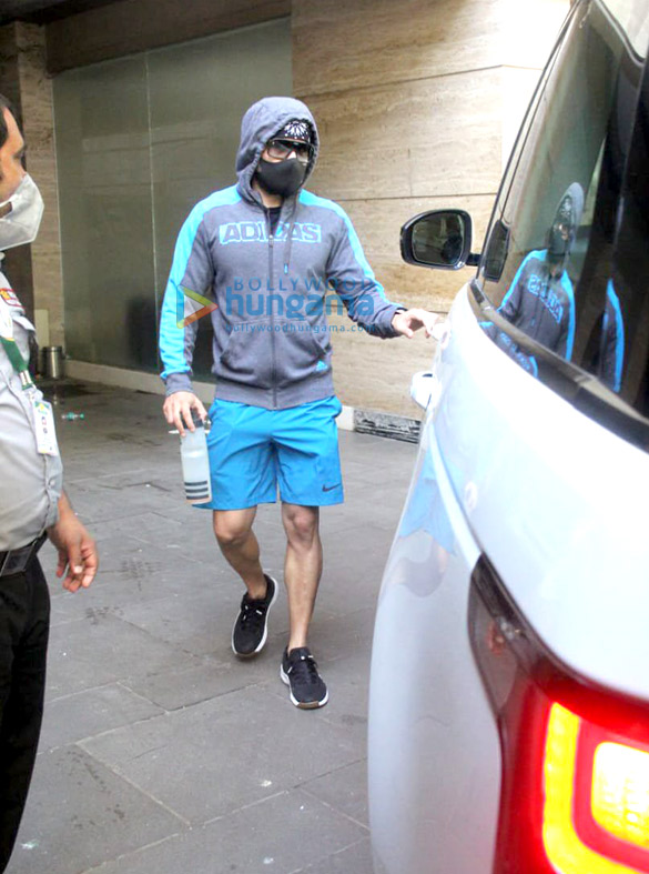 Photos: Emraan Hashmi spotted outside gym in Bandra Photos: Emraan Hashmi spotted outside gym in Bandra