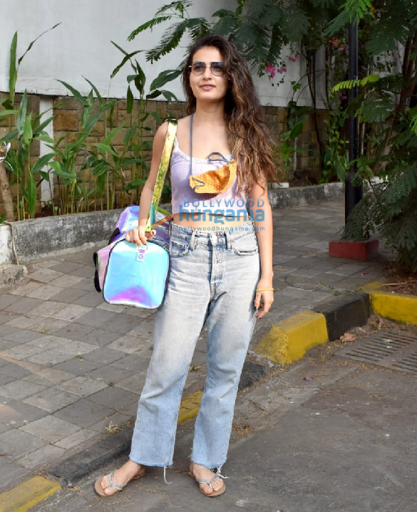 photos fatima sana shaikh snapped in juhu 5