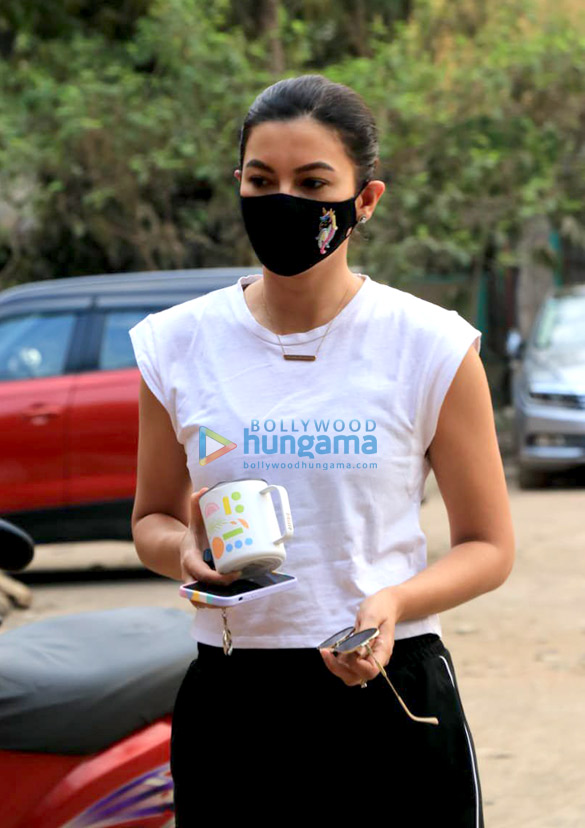 Photos: Gauahar Khan snapped in Versova Photos: Gauahar Khan snapped in Versova