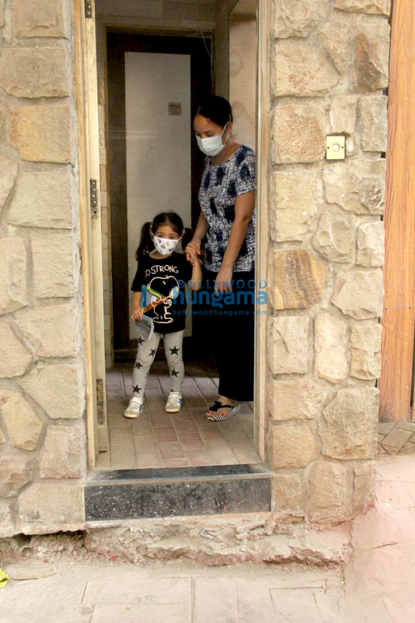 photos inaaya naumi kemmu and karisma kapoor with son spotted at kareena kapoor khans house 4